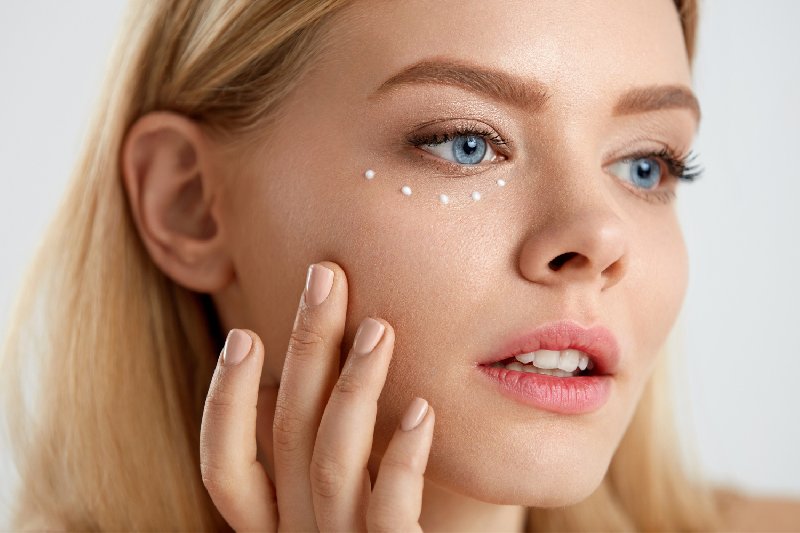 Jak zapobiegać powstawaniu sińców pod oczami?